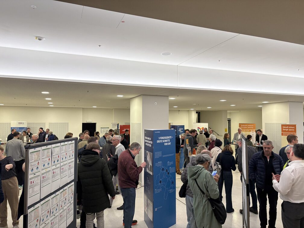 Zainteresowani obywatele z plakatami i arkuszami informacyjnymi dotyczącymi działań