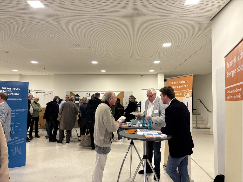 Zainteresowani obywatele na stoisku GIH