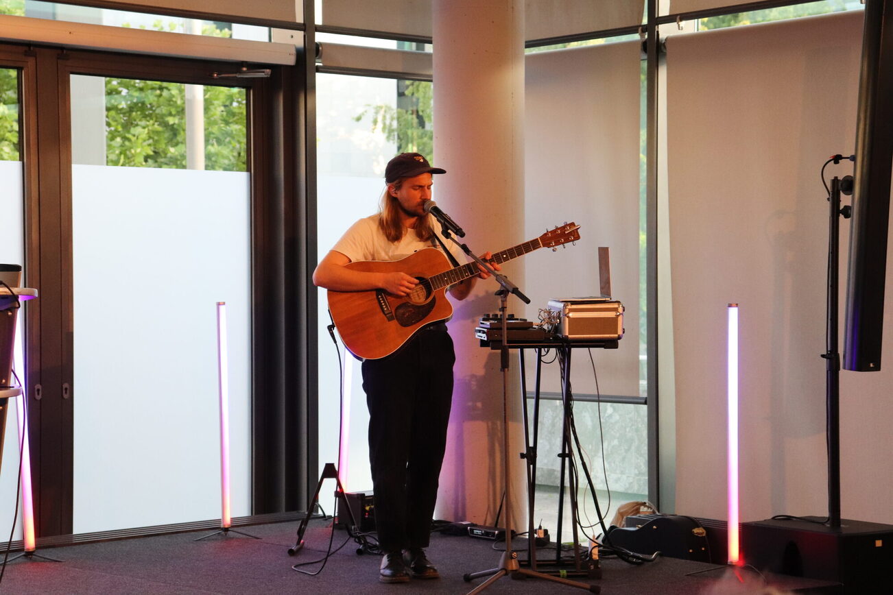 Le musicien Bartleby Delicate (Luxembourg) lors de la remise du prix V.O. Prix Stomps 2025