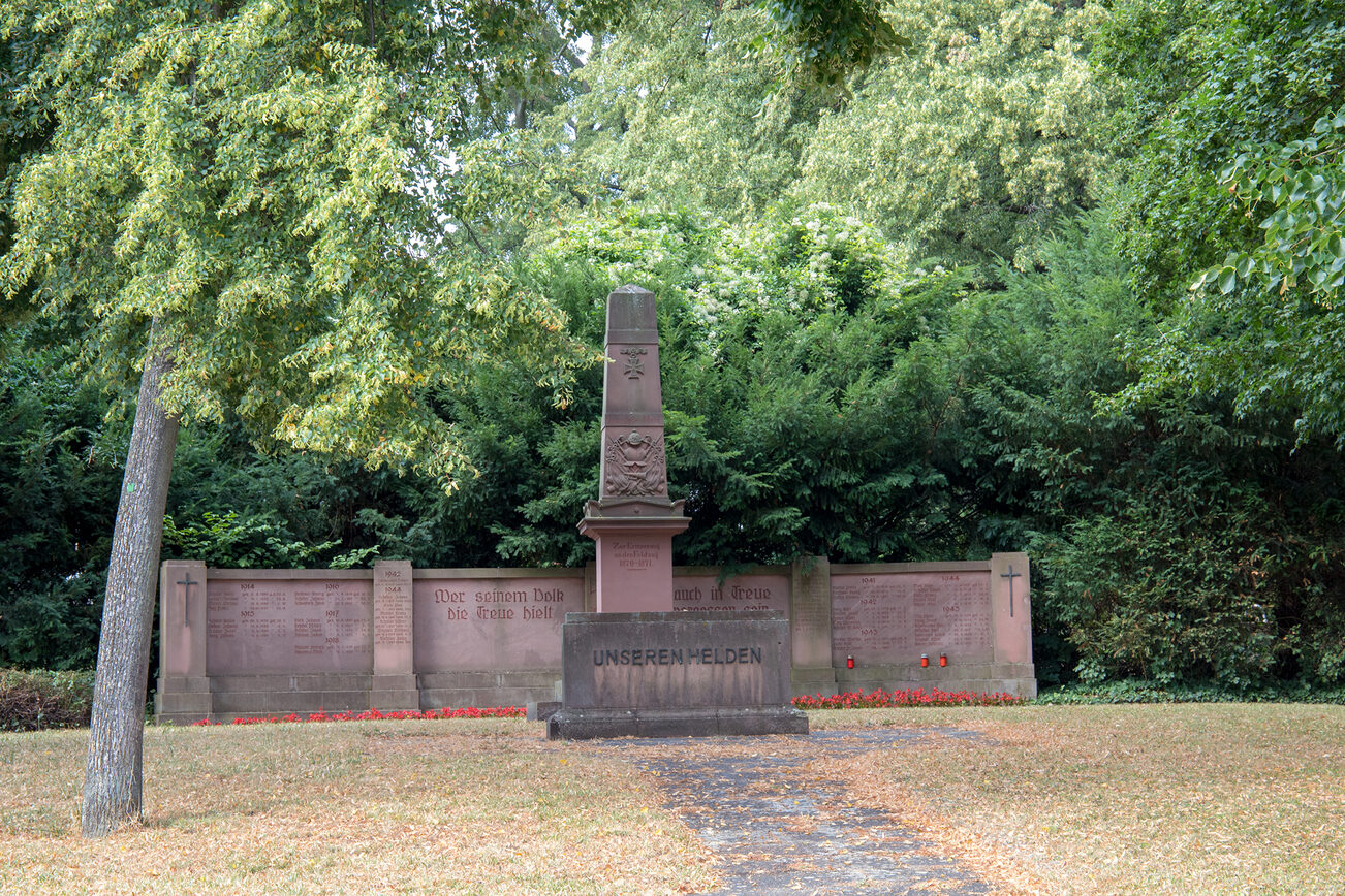 Signe des temps : un monument d'honneur dans le cimetière de Draiser.