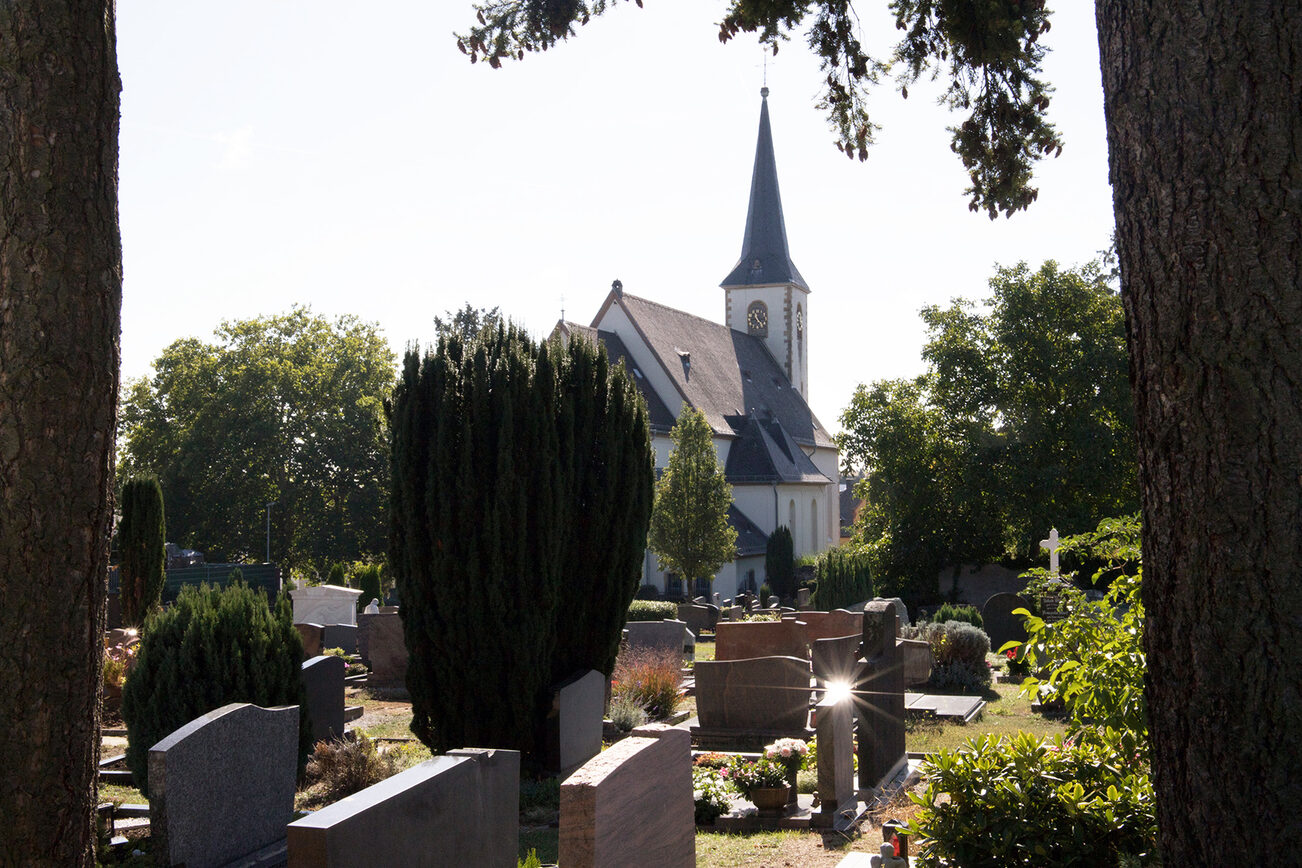 A l'ombre de l'église : le cimetière d'Ebersheim.