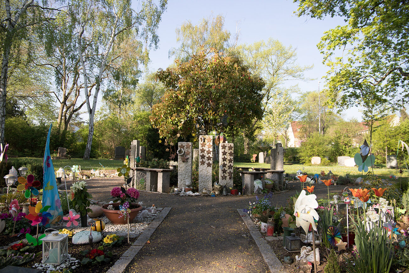 لوحات أسماء على شكل نجمة على شاهد القبر المشترك