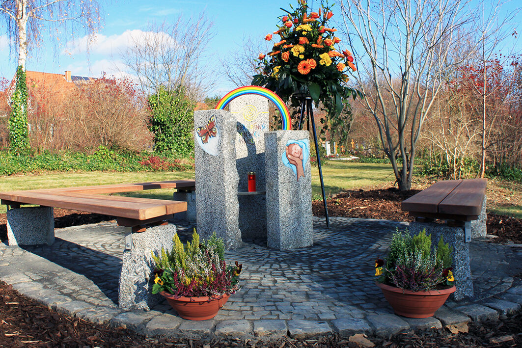 La lapide commemorativa del cimitero dei bambini di Ebersheim.