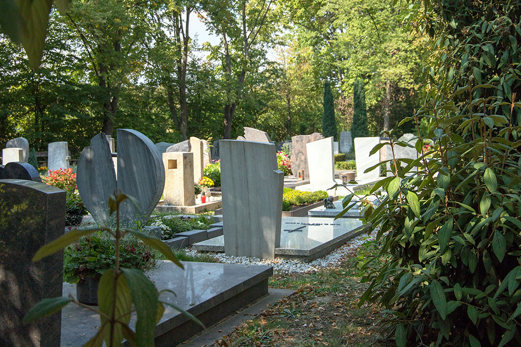 Erdgräber auf einem Mainzer Friedhof.