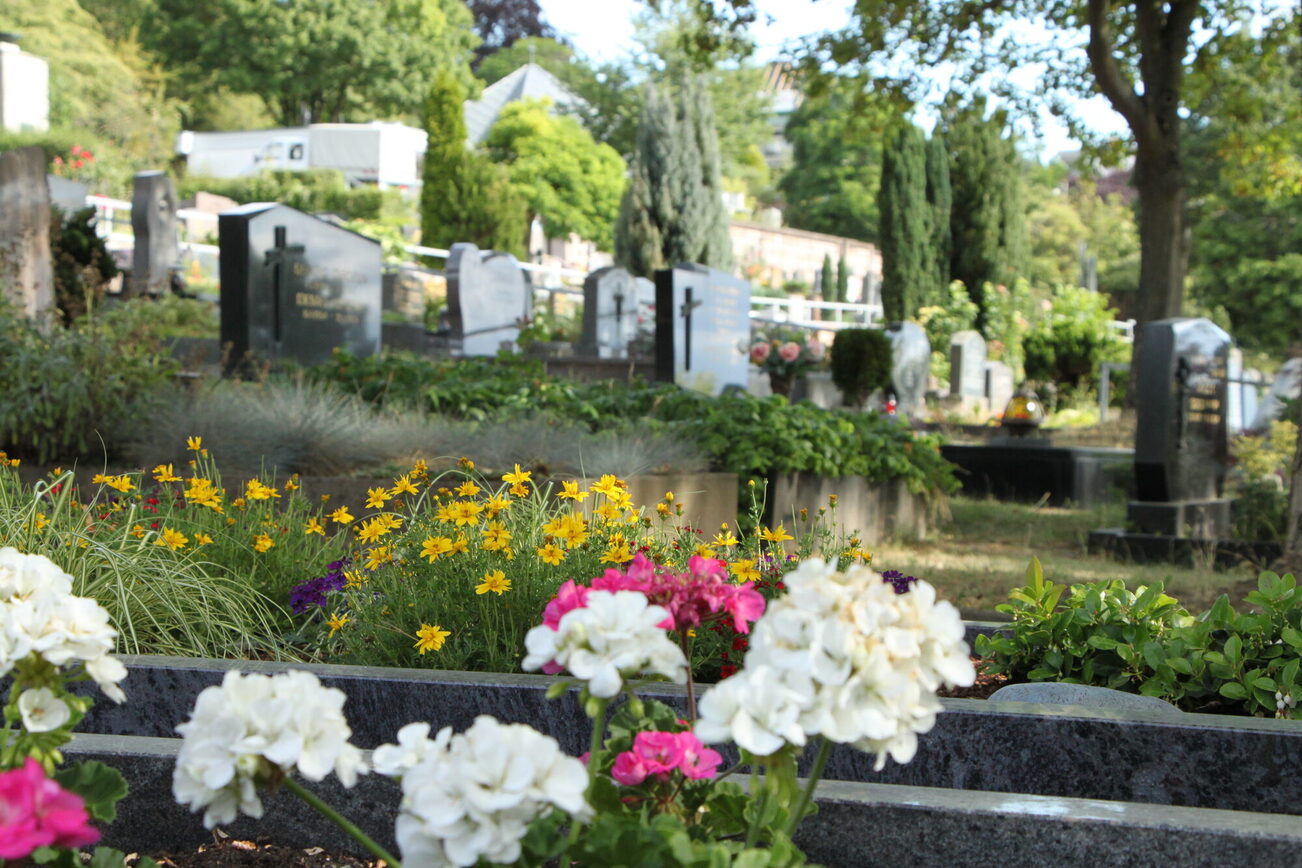 Une bougie de cimetière devant une pierre tombale.