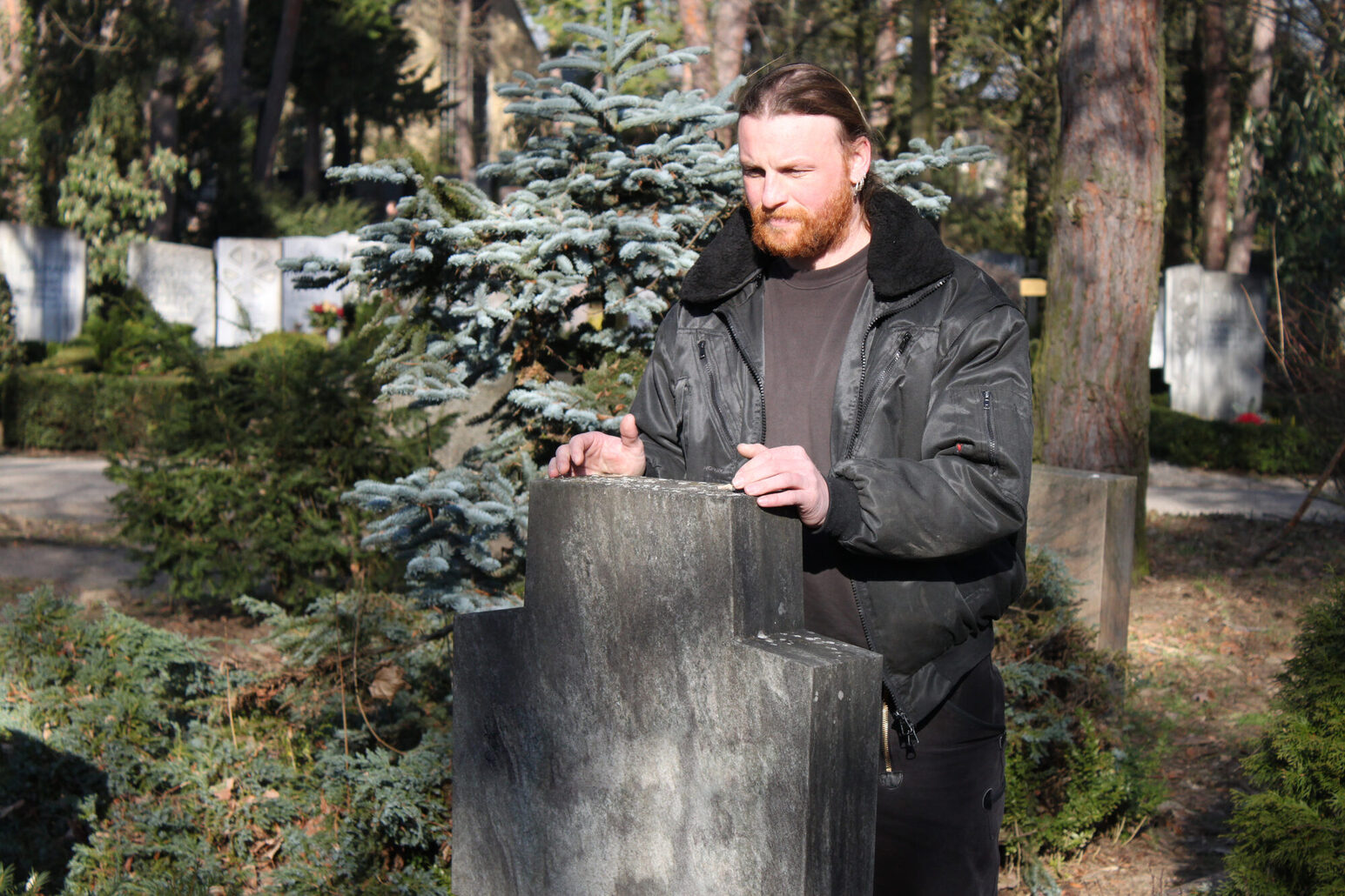 Inspection des pierres tombales