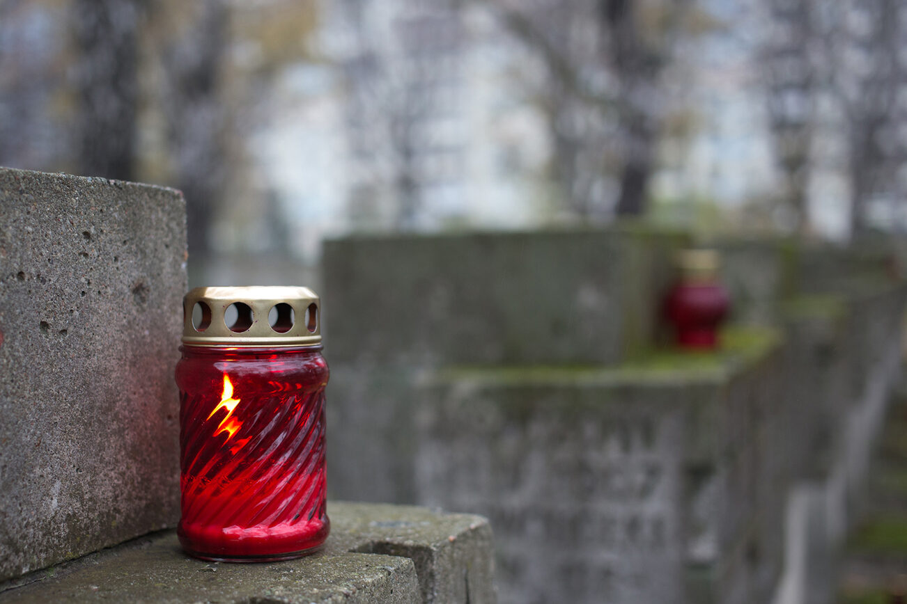 Une bougie funéraire solitaire ? Une lumière d'espoir !