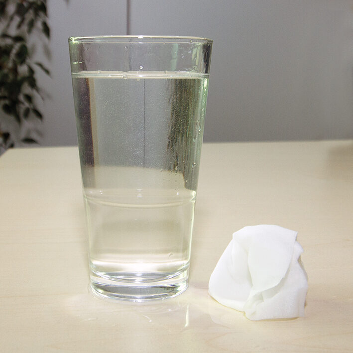 Remuer après 1 minute : La lingette humide est encore entièrement conservée.