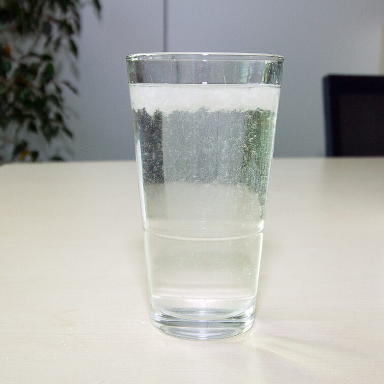 Après 1 minute, remuer : Le papier toilette est presque dissous.