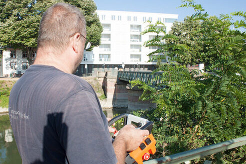 Un collègue ouvrant le pont tournant