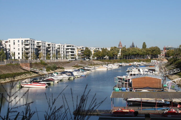 Vue sur le port d'hiver de Mayence