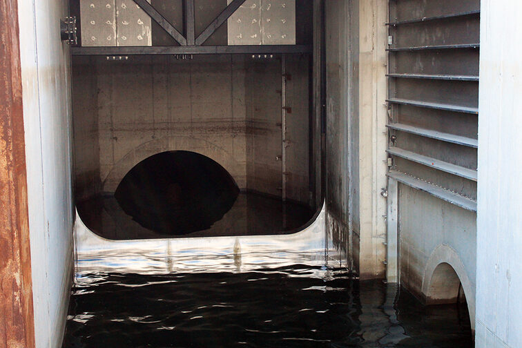 Lo sbarramento aperto.