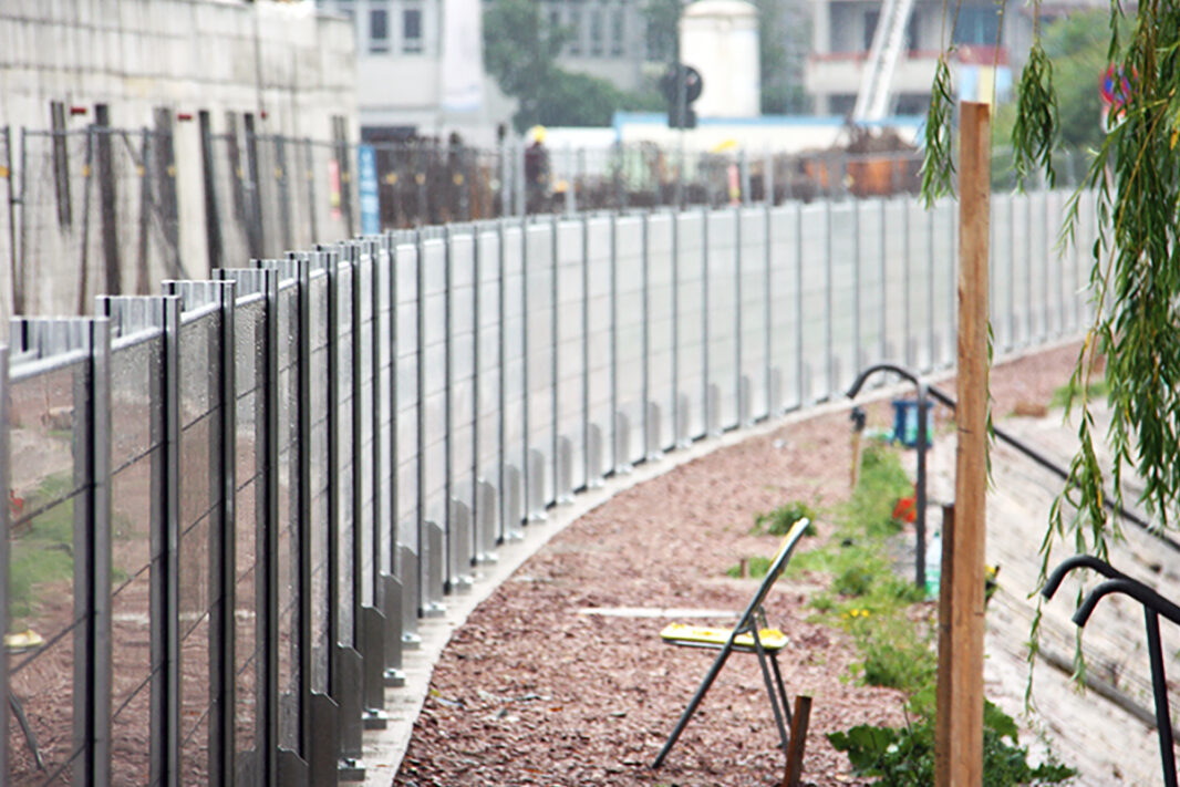 La barriera mobile di protezione nel porto d'inverno.