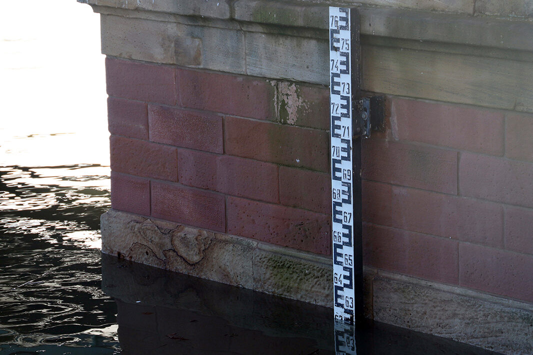 Acqua alta misurata al porto d'inverno