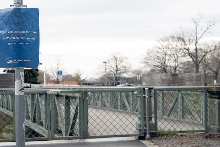 Le pont du port d'hiver fermé