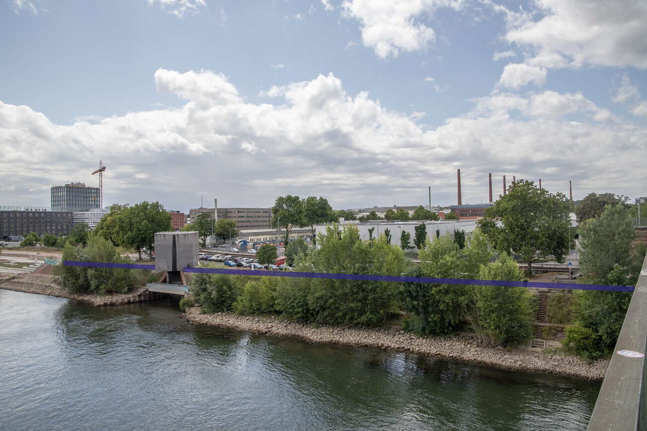 Vista dell'argine dove si sta costruendo il nuovo muro di protezione