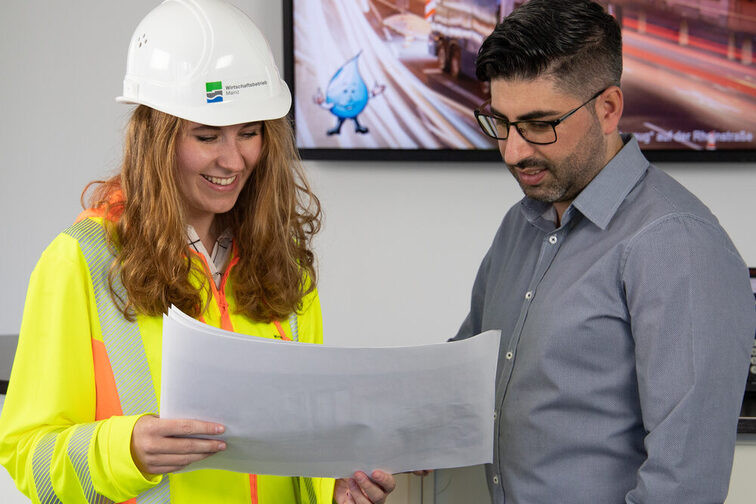 Das Bild zeigt zwei unserer Kollegen