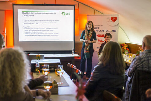 Due scienziati davanti a uno schermo