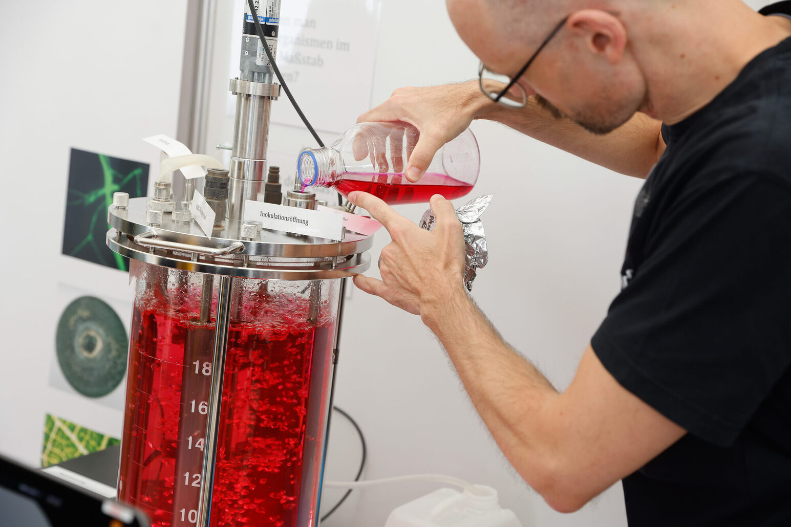 Науковець експериментує з червоною рідиною