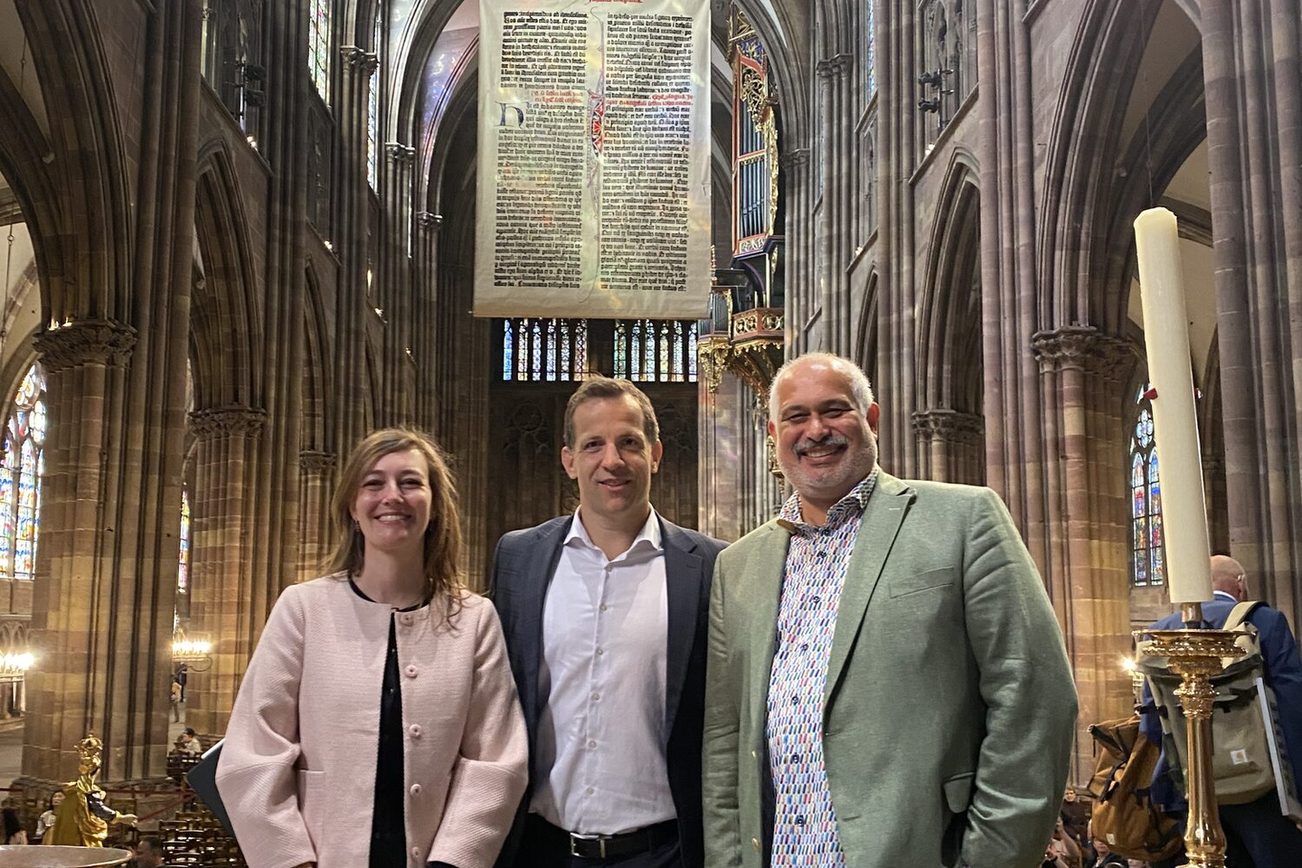 Three Mainz residents in front of the world's largest Bible page in Strasbourg Cathedral: Dr. Carina Weißmann, Lord Mayor Nino Haase, Markus Kohz