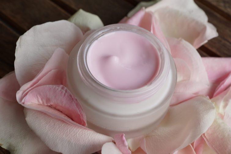 Un vasetto contenente una crema rosa