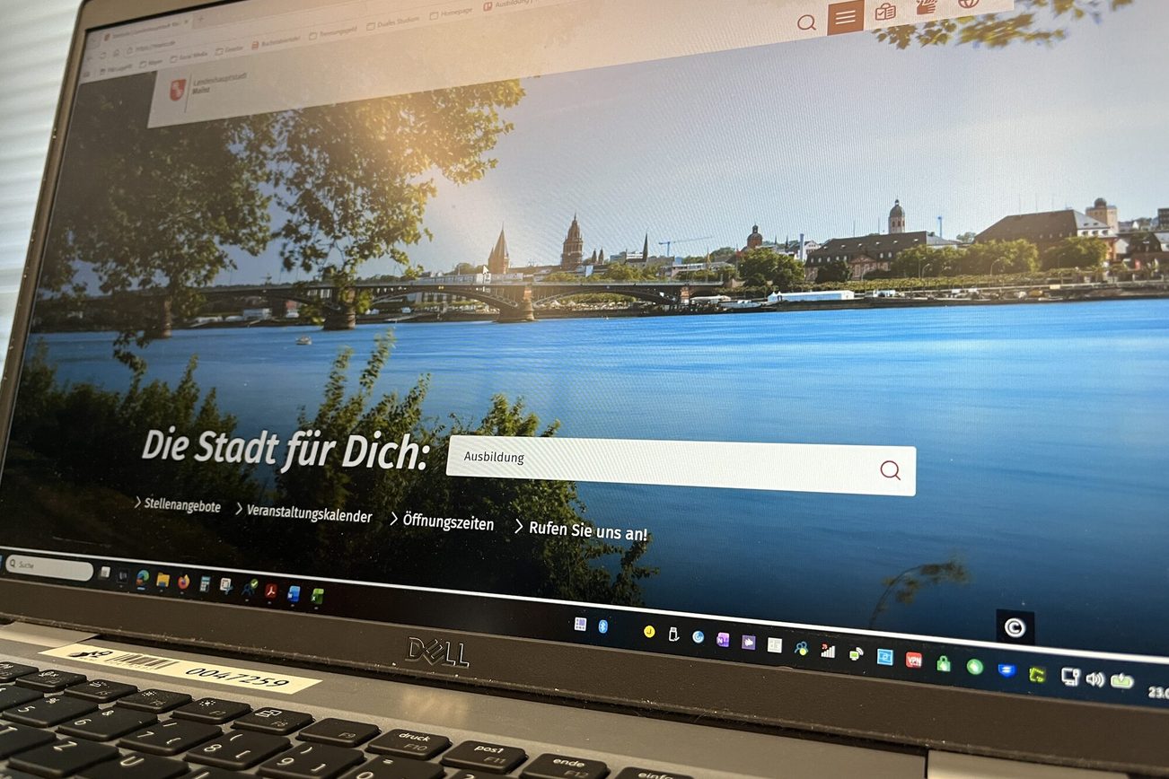 Mainz şehrinin web sitesinin açık olduğu ve orada eğitim fırsatlarını araştırmak için kullanılan bir dizüstü bilgisayar.