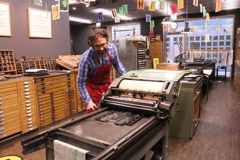 Начальник цеху друкарні Крістоф Зюндер за роботою