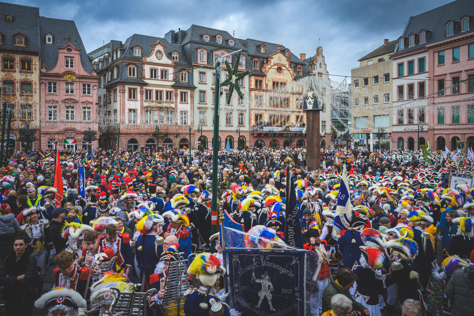 Ринок навколо стогу сіна заповнений переодягненими людьми.
