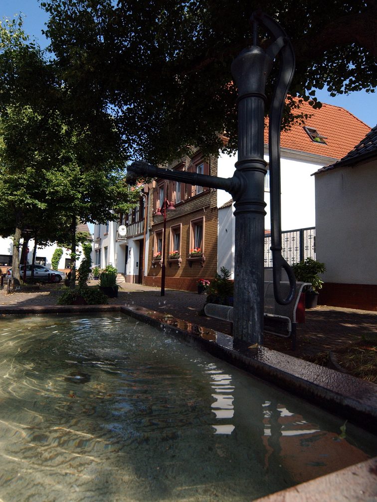 Brunnen und im Hintergrund Häuserfassaden von Bretzenheim