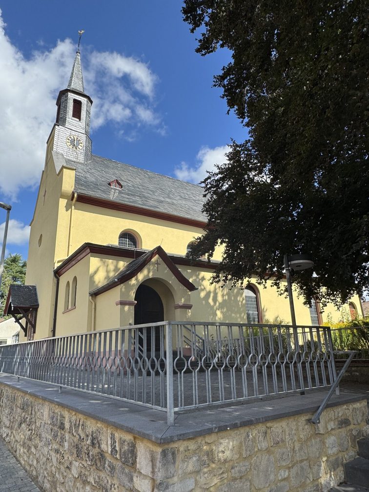 Mary Queen Drais Katolik Kilisesi